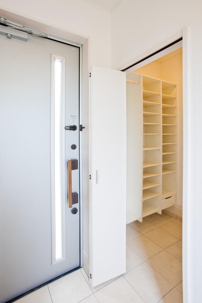 Entrance. No. 1 destination Also Katazuki beautiful entrance with shoes cloak. 