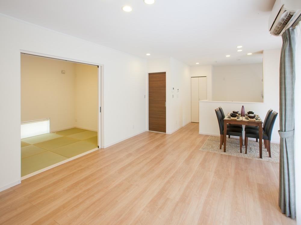 Living. No. 21 place Tsuzukiai spacious living in the Japanese-style room. 