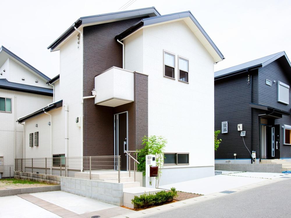 Local photos, including front road. No. 21 place appearance