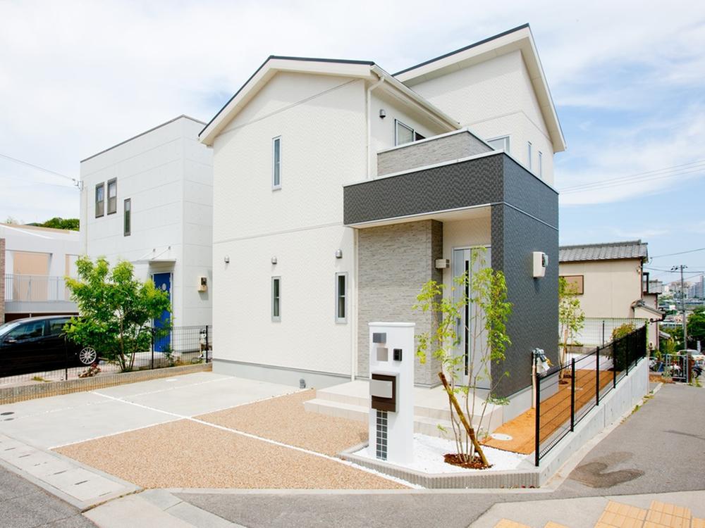 Local photos, including front road. No. 21 place appearance