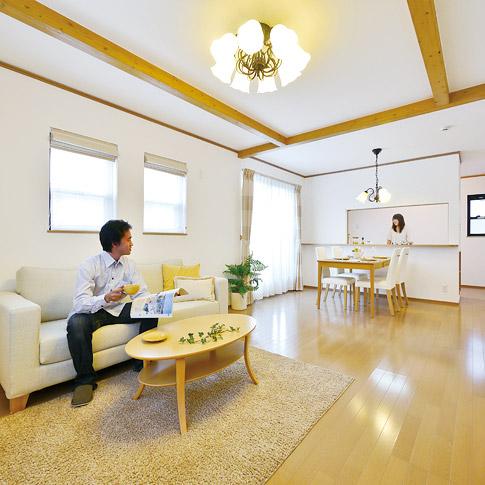 Living. Second floor living shine of cosmetic Beams. Since the second floor that is also outside of the line of sight shut out! (No. 25 locations)