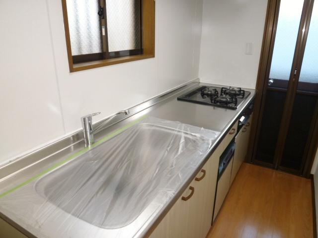 Kitchen. Clean kitchen! With dishwasher!