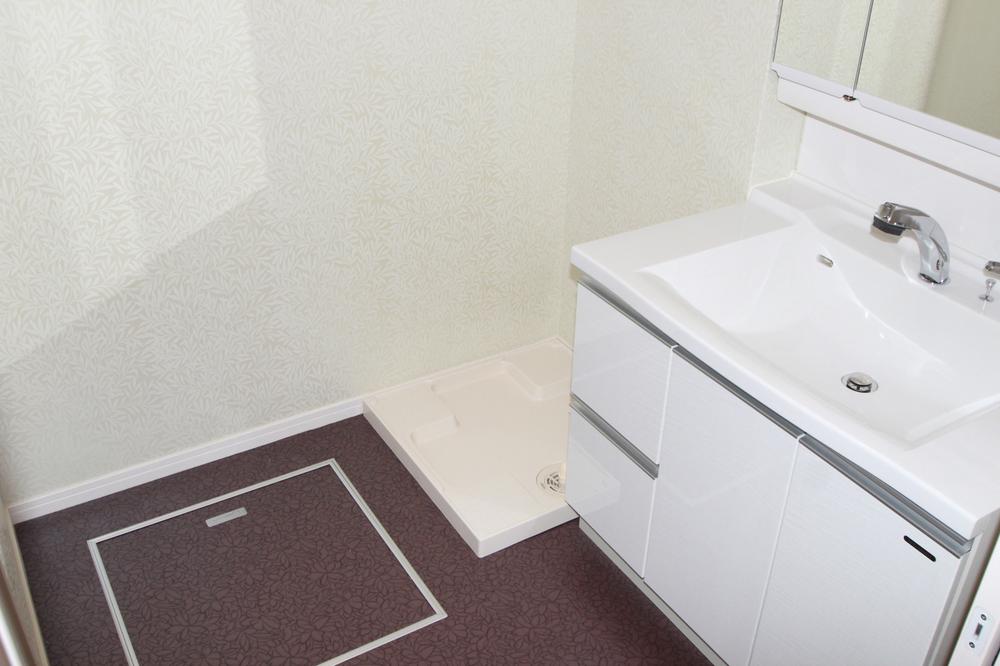 Wash basin, toilet. Indoor (11 May 2013) Shooting