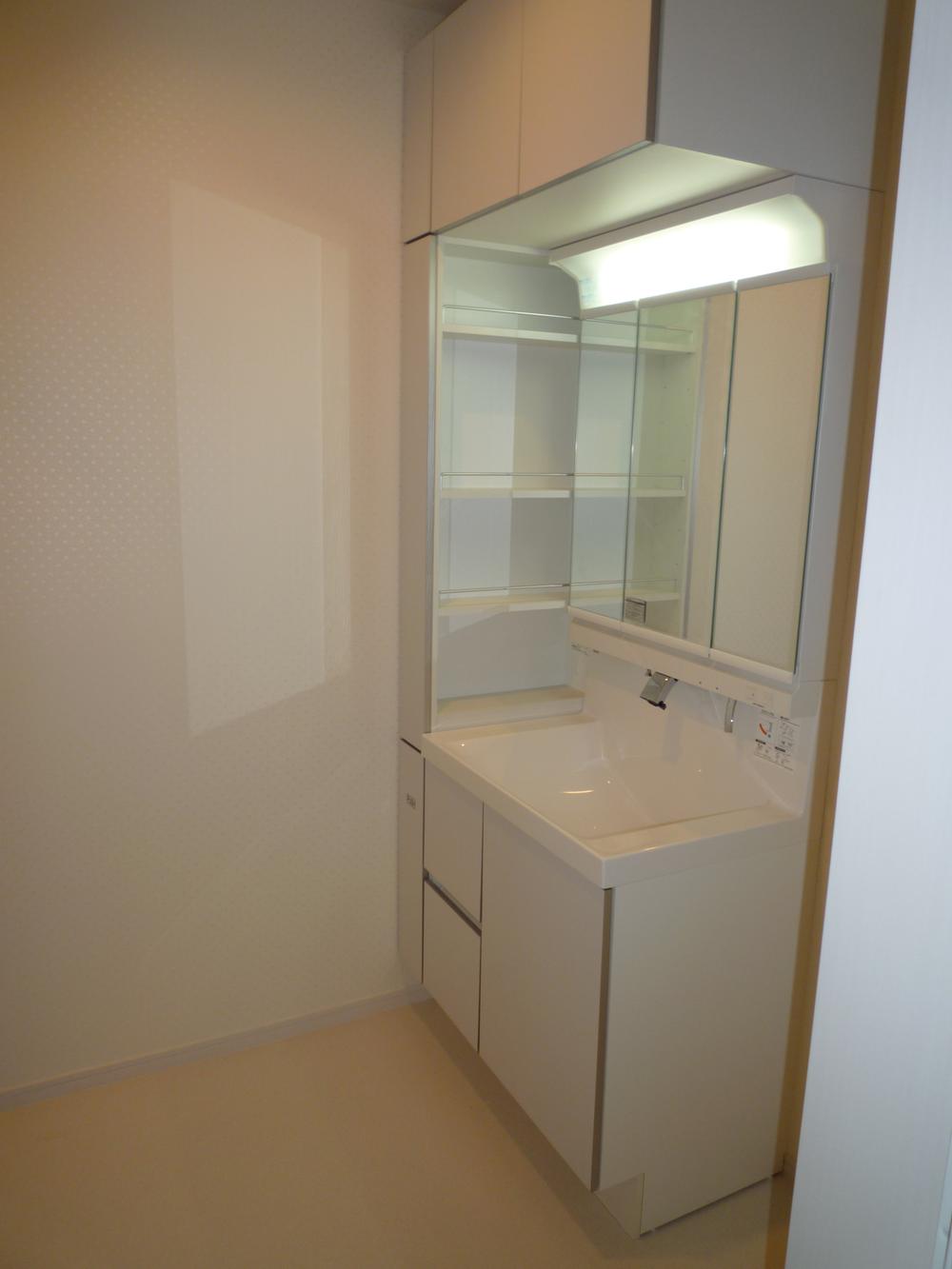 Wash basin, toilet. Indoor (11 May 2013) Shooting