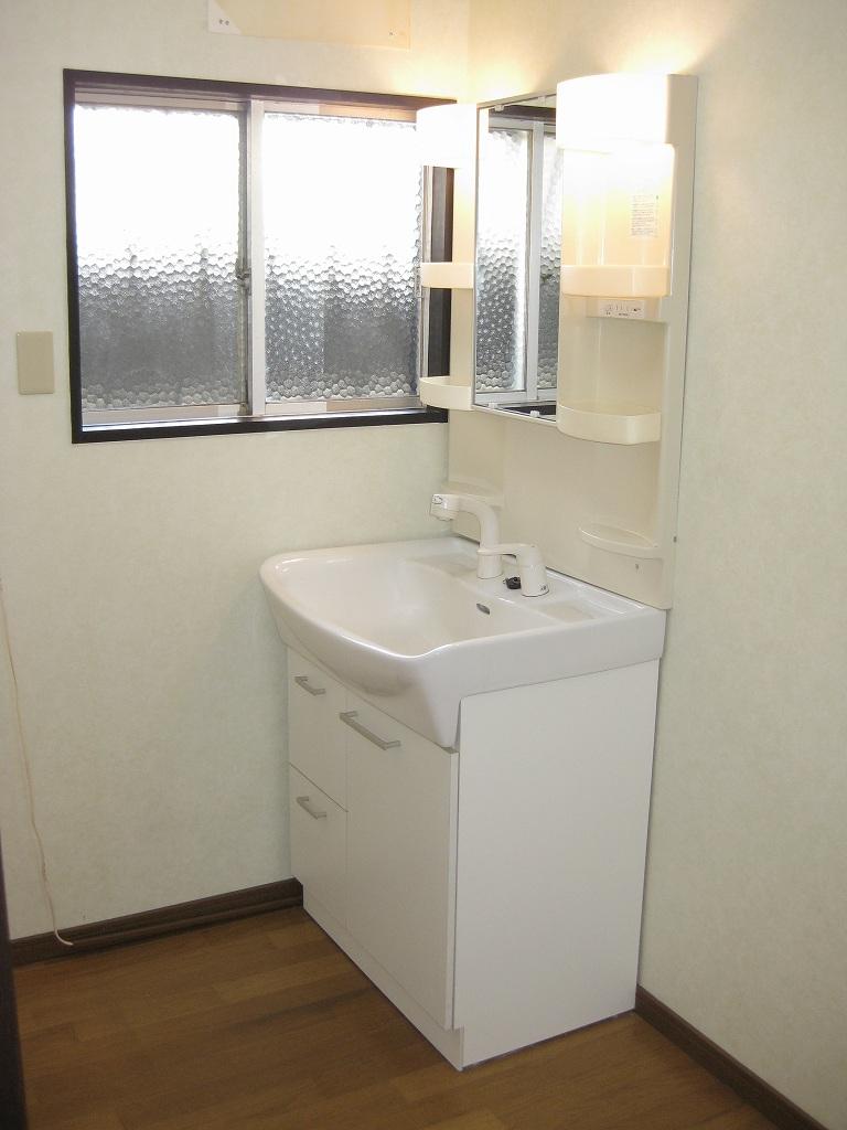 Wash basin, toilet. Room (August 2013) Shooting