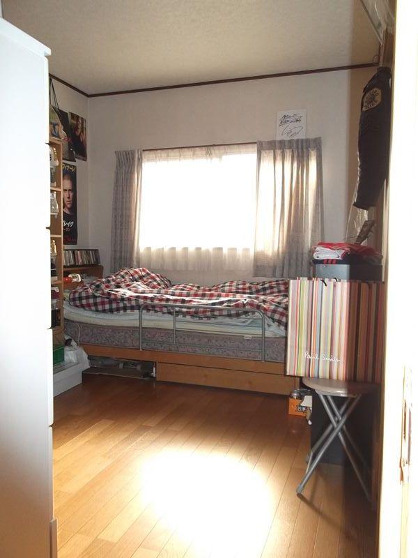 Non-living room. 2 Kaiyoshitsu 6 tatami (southwest side) is (December 2013 shooting) ※ Furniture, etc. of the photo is out of sale