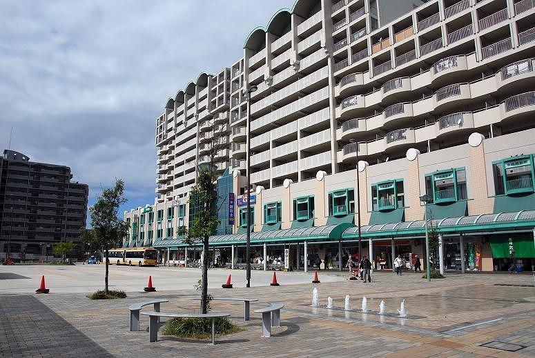 Shopping centre. Until Uesute Tarumi 1209m