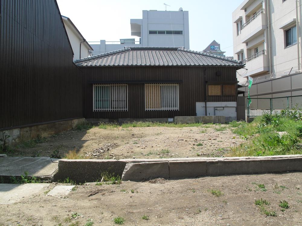 Local appearance photo. Good shaping land of sun per became quite rare in the JR Tarumi Station. There is a pathway to the west, It has become like a real corner lot. 