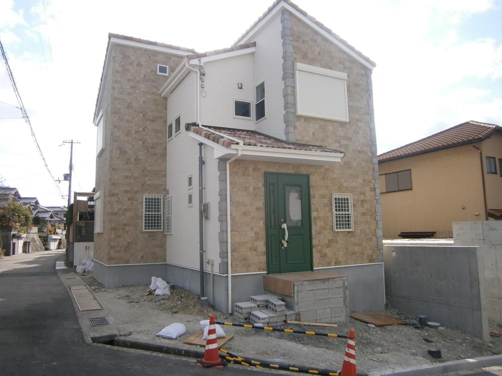 Local appearance photo. Bright house per corner lot