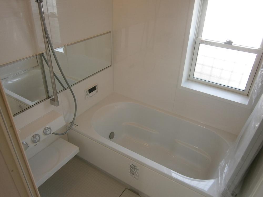 Bathroom. Spacious bathroom to clean the glass next to one side will heal daily fatigue