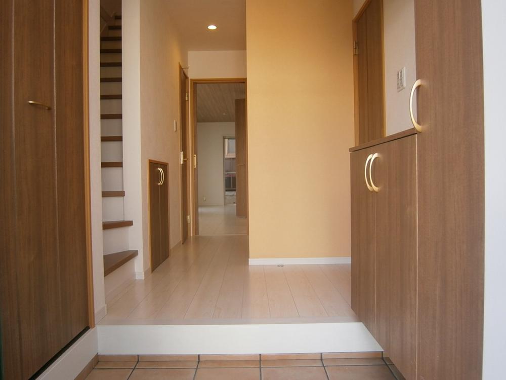 Entrance. Can be stored is also plenty of storage space stroller and golf bags to the front door both sides