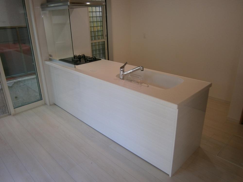 Kitchen. Face-to-face kitchen will float a warm family image that does not likes to promote itself as the place where conversation with your family, even while the dishes