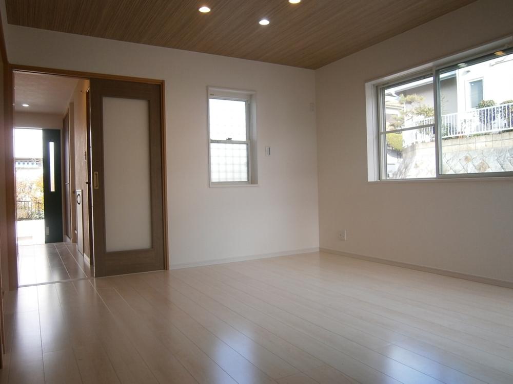 Living. Entrance Ya, To absorb the bright light from the window