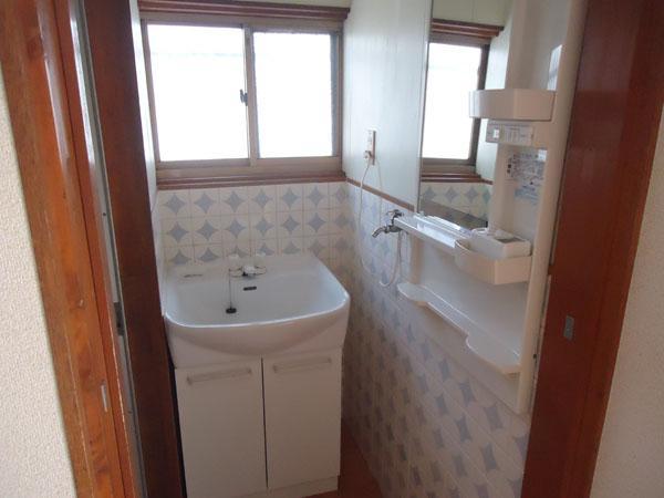 Washroom. Wash basin