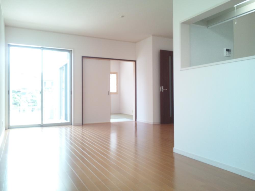 Same specifications photos (living)