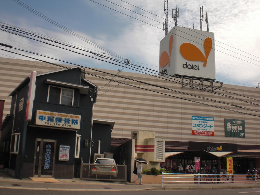 Shopping centre. Daiei other Minato Bank ・ Clinic, etc.