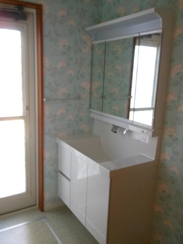 Wash basin, toilet. The room is very clean!