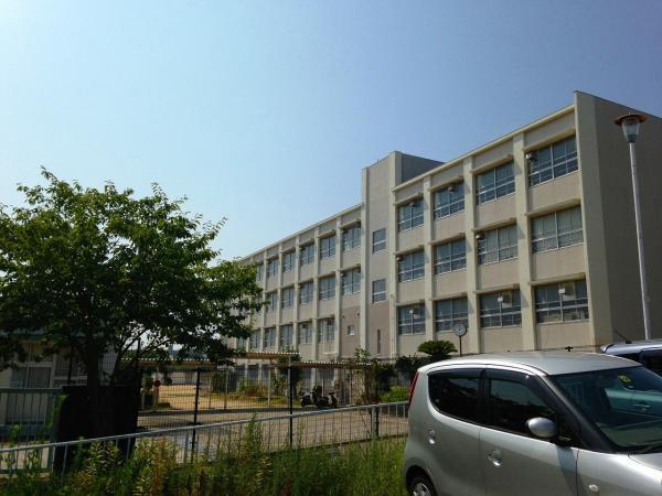 Primary school. 350m up to elementary school Tamon Minami Elementary School