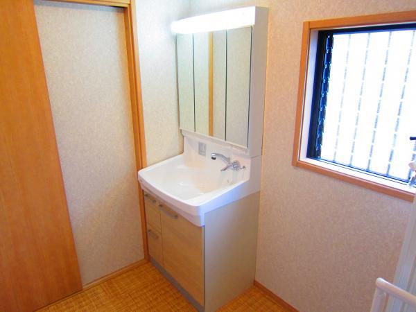 Wash basin, toilet. Wash