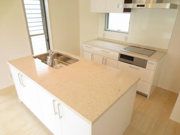 Kitchen. Natural stone 90% top plate use of the kitchen island