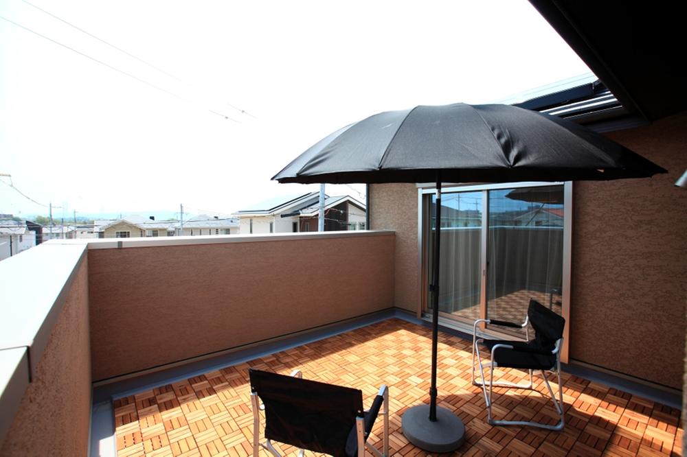 Model house photo. Balcony facing the southeast side, Day is outstanding. Spacious space will function as the second of the garden.  [Our construction Mai Tamon model house] 