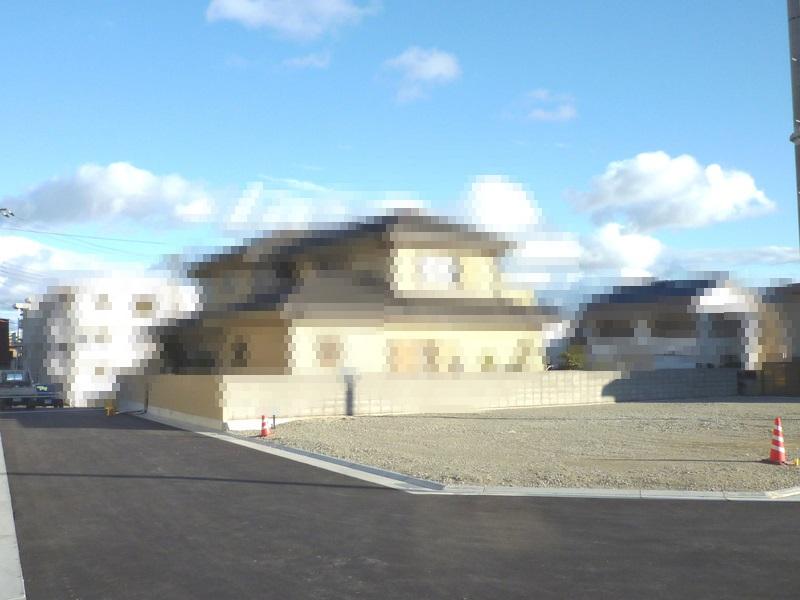 Local land photo. The sense of liberation full of refreshing light poured from morning condominium complex site (November 2013) Shooting