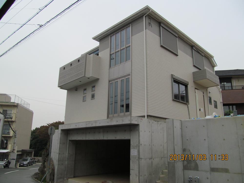 Local appearance photo. It marked with electric shutter for large excavation garage! 