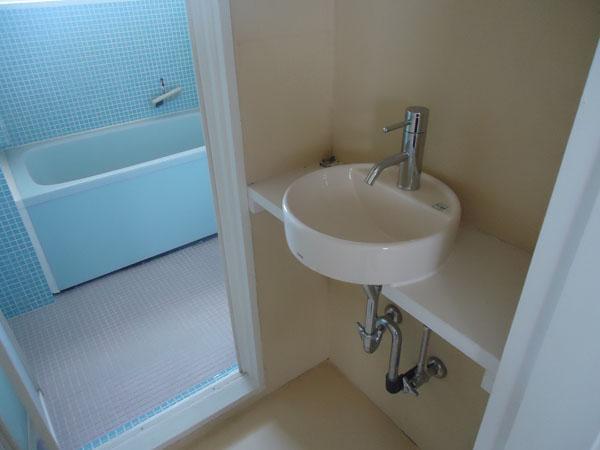 Washroom. Wash basin