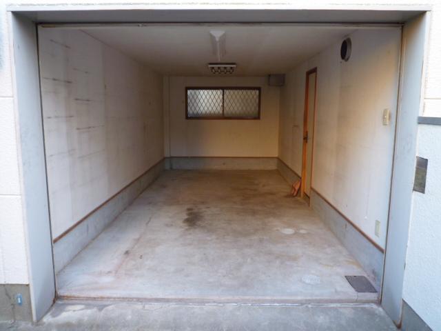 Parking lot. Local (11 May 2013) Shooting