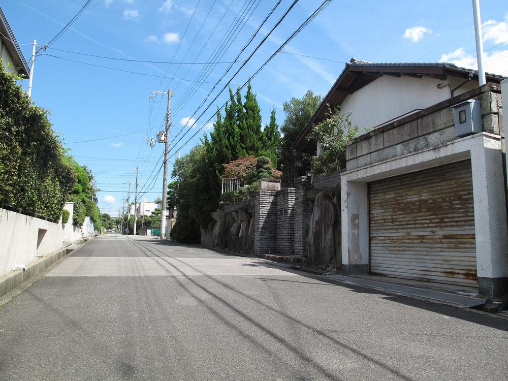 Local photos, including front road. Front road width widely, You will enjoy comfortable Unwind every day because traffic volume is also small. It is a lot of flat land a quiet residential area.