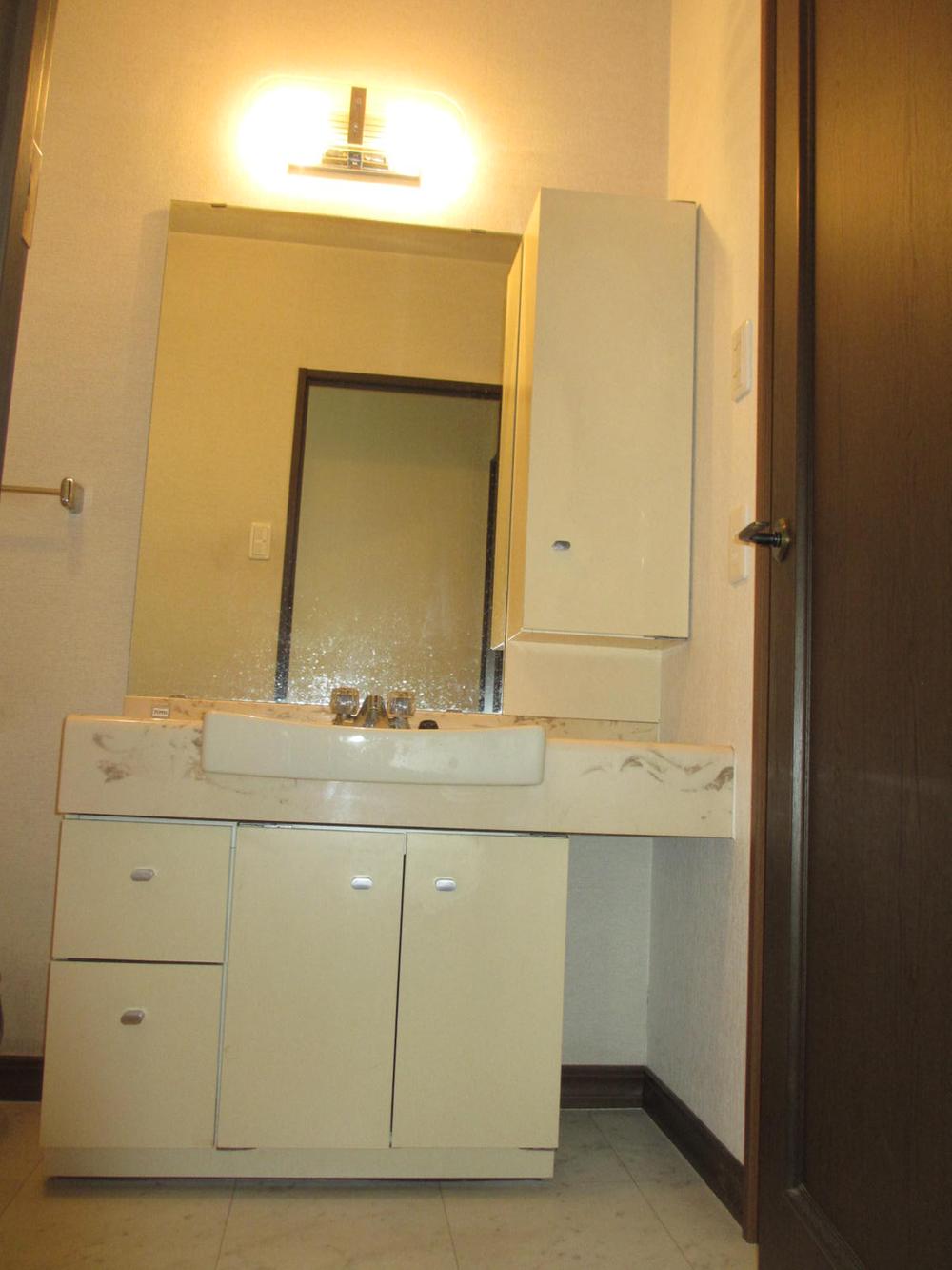 Wash basin, toilet. Indoor (12 May 2013) Shooting