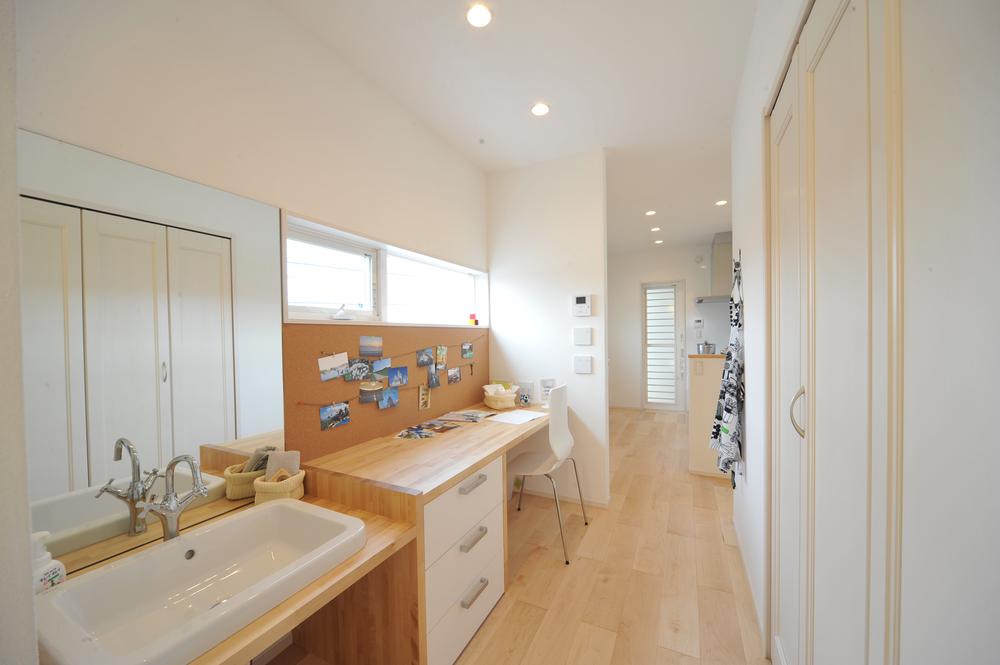 Building plan example (introspection photo).  ■ Wife Corner ■ Moderately block the line of sight from the living room on the stairs, Was a work space for the wife was to be aligned with the kitchen. Work or brought back to the house, How to use and enjoy the search and hobbies of the recipe is different. 