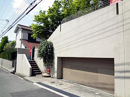 Parking lot.  ◆ Parking with a shutter two parallel is available for easy!