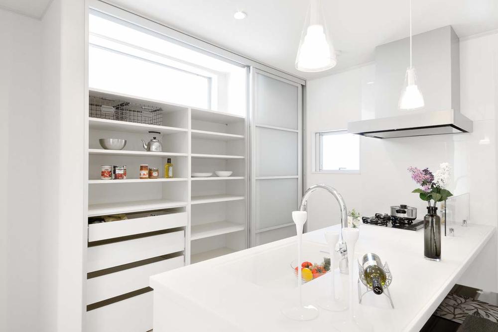 Model house photo. Model house in public at your local Tarumi Maikodai. Face-to-face kitchen, Set up a cupboard. Place a wide fix windows on the cupboard, Has been devised which light enters the kitchen. 