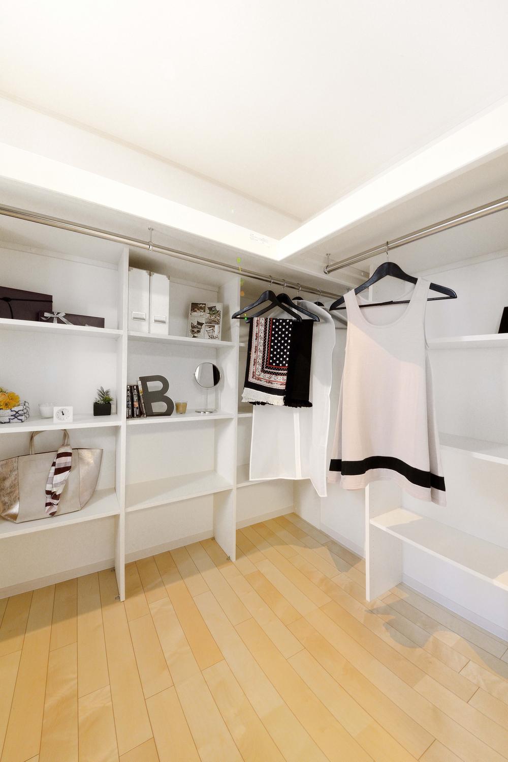 Model house photo. Model house in public at your local Tarumi Maikodai. Large shelf with WIC. In addition to housing the thing, Gave pleasure to decorate. 