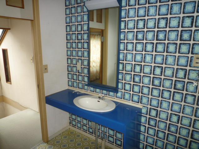 Wash basin, toilet. Indoor (10 May 2013) Shooting