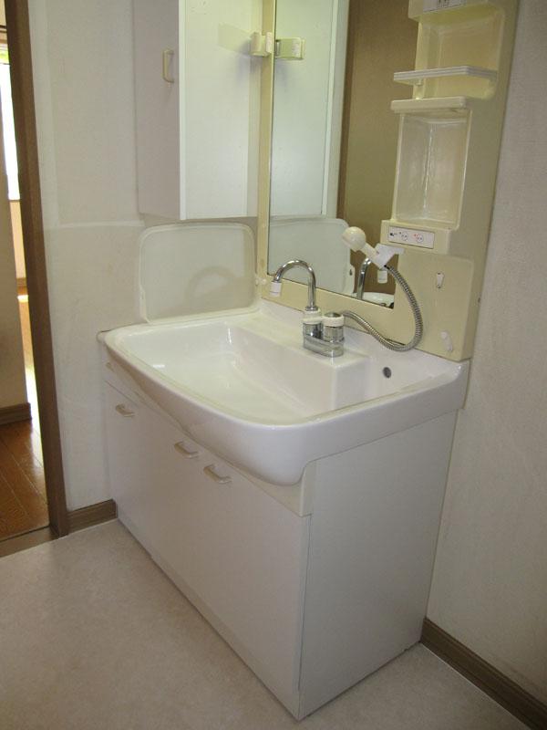 Wash basin, toilet. Local (May 2013) Shooting