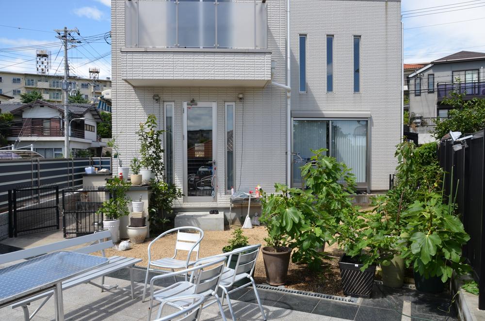 Garden. Local (July 2012) shooting