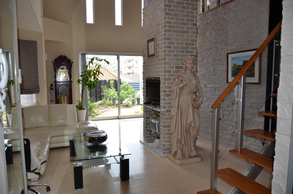 Living. Indoor (July 2012) shooting A vaulted ceiling living room is about 30.02 Pledge