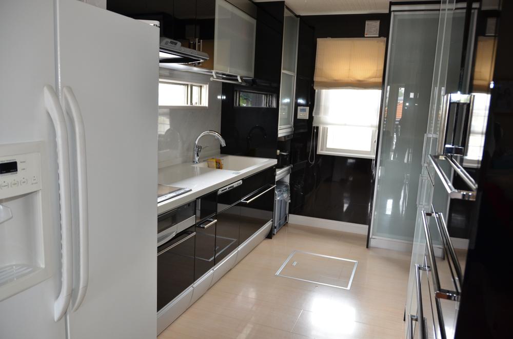 Kitchen. Indoor (July 2012) shooting