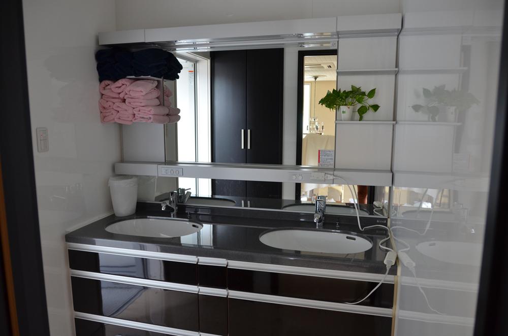 Wash basin, toilet. Indoor (July 2012) shooting