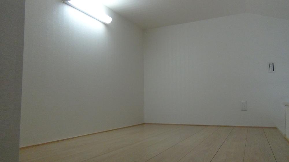 Non-living room. loft! It marked with electricity! !