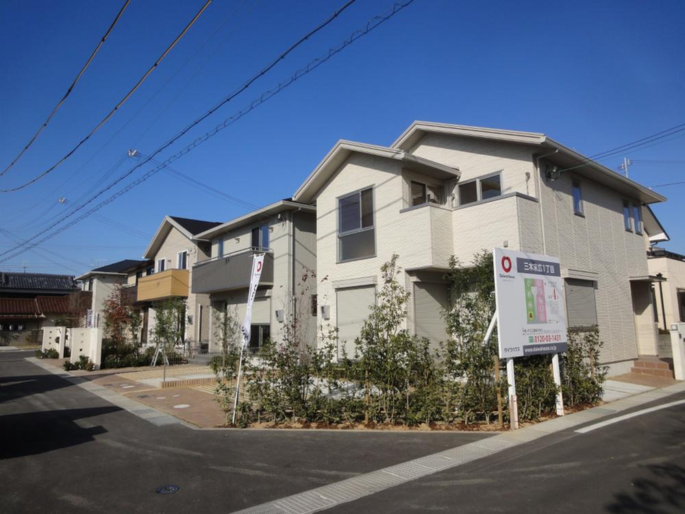 Local photos, including front road. Local (11 May 2013) Shooting