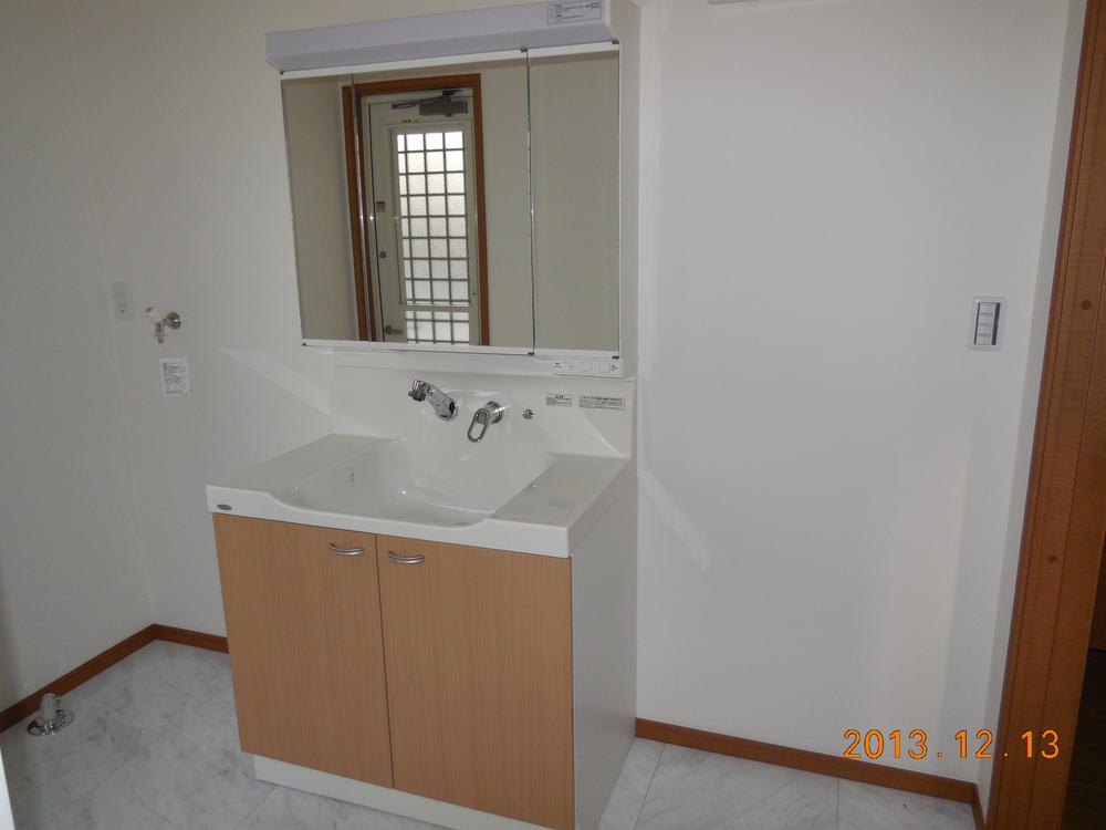 Wash basin, toilet. Renovated! Wash basin!