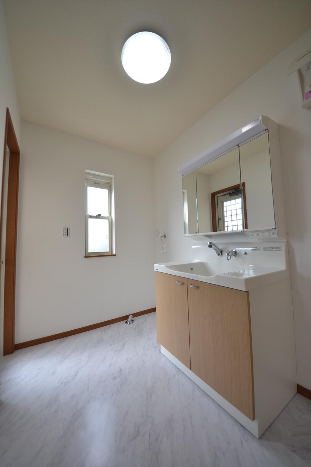 Wash basin, toilet. Indoor (July 6, 2013) Shooting