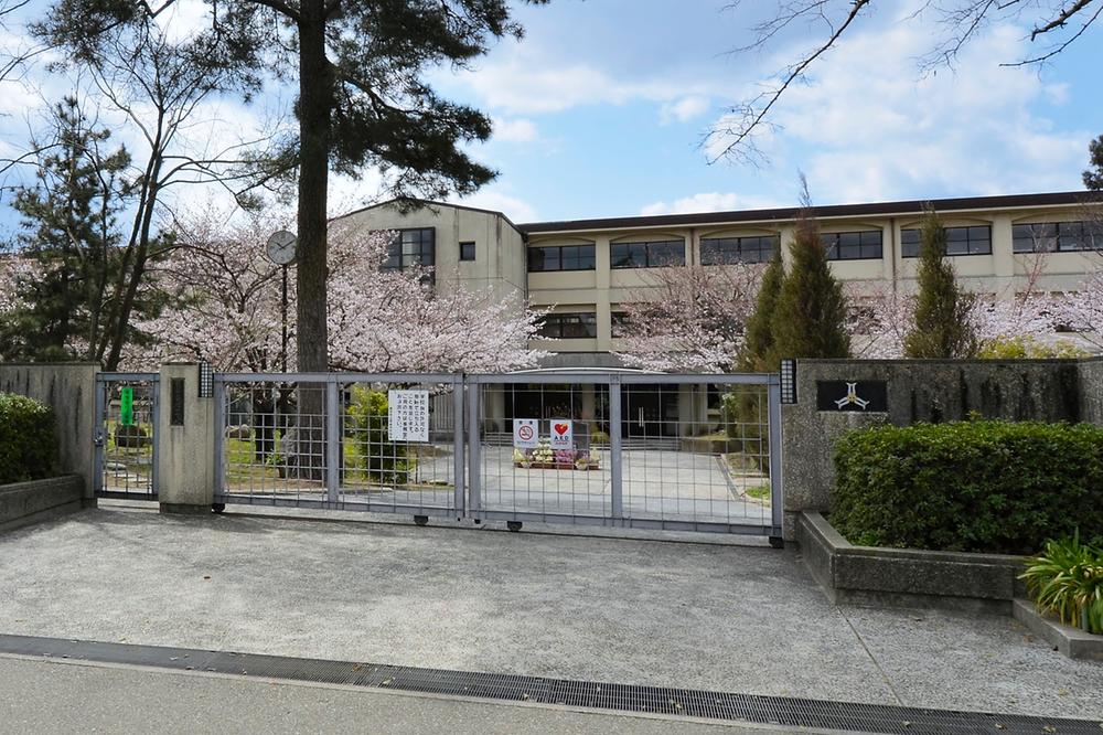 Junior high school. Municipal Kabutoryou 60m walk 1 minute until junior high school