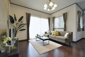 Bright living room where the light enters from multiple directions ・ dining. Around the edges, etc., It is felt also sticking to detail