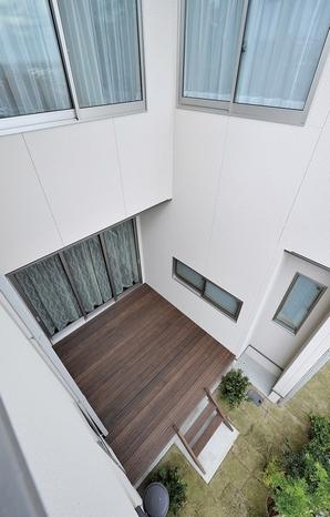 Light and wind comfortable wood deck is second living. Also the location of the nap of the pet (building photo is all No. 2 destination model house)