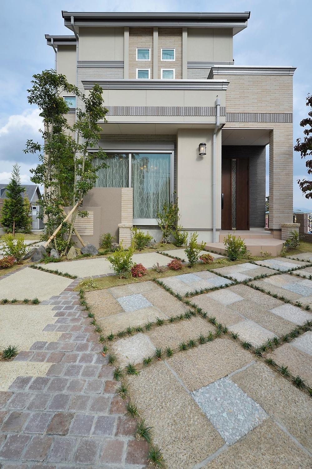 Local appearance photo. Building appearance (local model house)