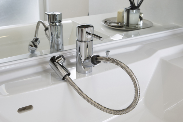 Bathing-wash room.  [Telescopic type faucet] Because it can be used to pull the head portion, It is convenient to the care of the wash bowl (same specifications)